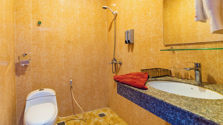 Bathroom 4, Lucky Ruby Border Casino, Kampong Rou