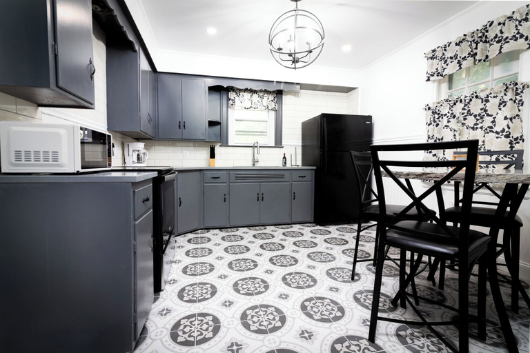 Private kitchen 2, 5Br, 1.5 Ba Close To Niagara Falls State Park, Niagara