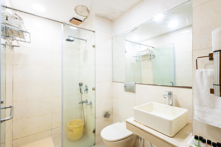 Bathroom 3, Hotel Panickers Residency - Luxury Hotel, Delhi