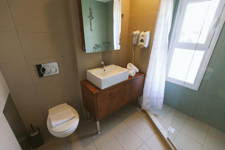 Bathroom 4, Du Lac Hotel, Crete
