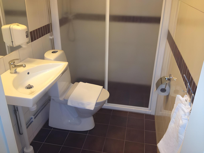 Bathroom 5, Bjorkbackens Karaktarshotell, Vimmerby
