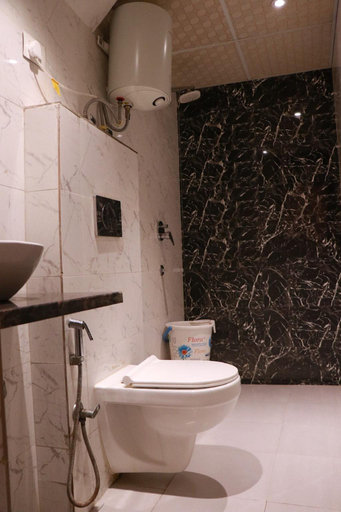Bathroom 4, Hotel Amrit Near Old Delhi Railway Station, Delhi