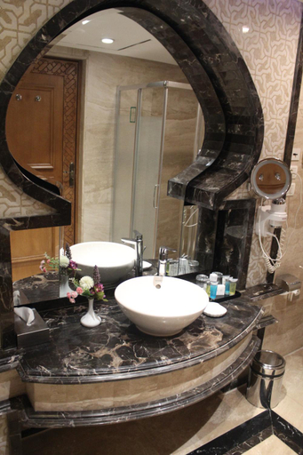 Bathroom 5, Helnan Landmark Hotel, New Cairo City