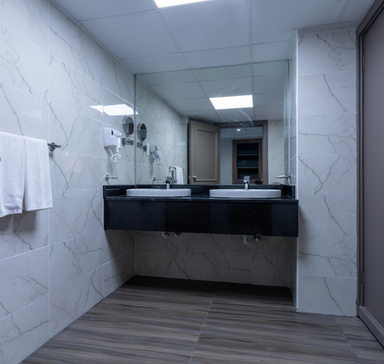 Bathroom 5, Hotel Holiday International, Sharjah City