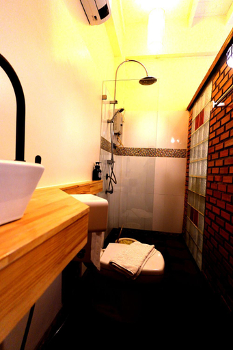 Bathroom 3, To The Moon Guesthouse, Muang Chiang Mai