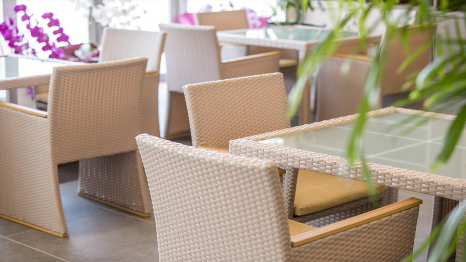 Food & Drinks 5, Lieta Nakayama, Nago