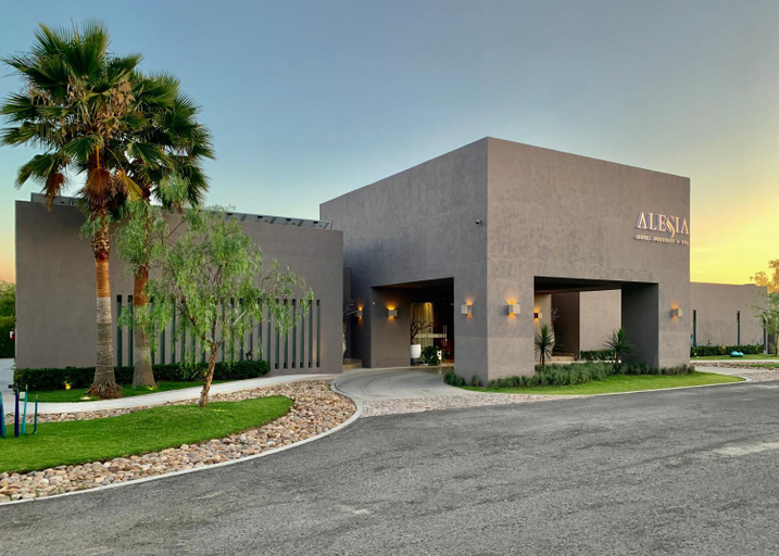 Exterior & Views