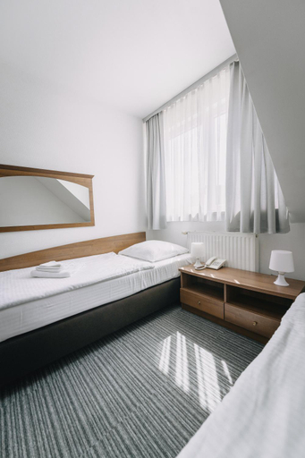Bedroom 3, Hotel Tanzanit, Nowa Sól