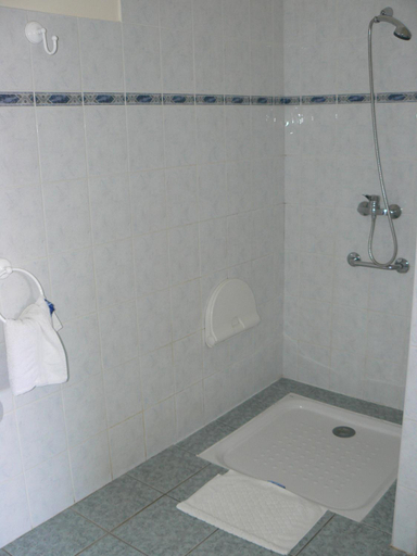 Bathroom, Hotel Restaurant Le Bourgneuf, Pyrénées-Atlantiques