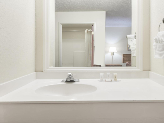 Bathroom, Baymont by Wyndham Iowa Lake Charles, Calcasieu