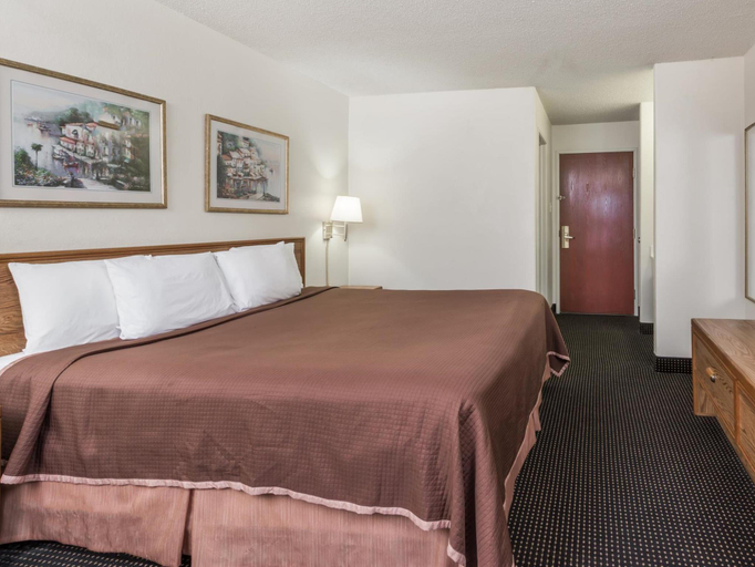 Bedroom 2, Baymont by Wyndham Iowa Lake Charles, Calcasieu