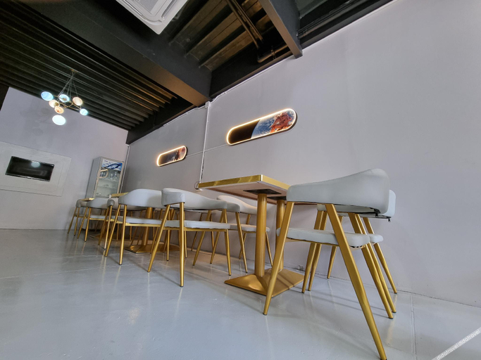 Others 5, MET A Space Pod Phrom Phong, Wattana