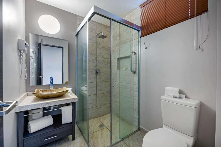 Bathroom, BeWow Hotel Querétaro, Querétaro