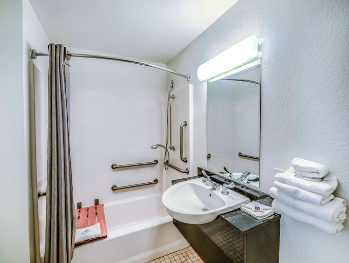 Bathroom 2, Motel 6 – Colorado Springs, CO – South/Metro Area, El Paso