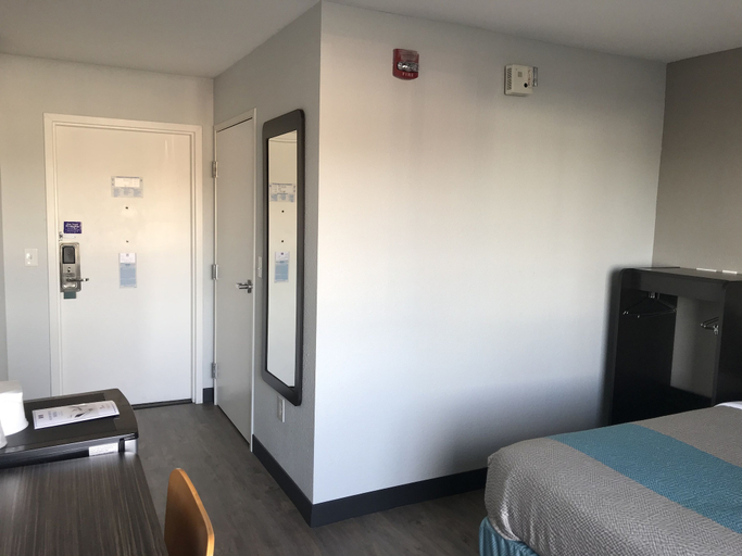 Bedroom 4, Motel 6 Fort Wayne, IN, Allen