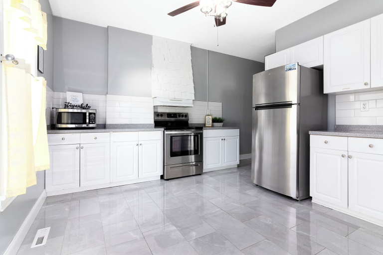 Living area 5, Double House Rental – 11Br Perfect For Big Groups, Niagara