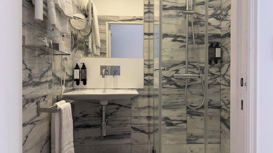 Bathroom 4, Quinta Colina by Shiadu, Lisbon