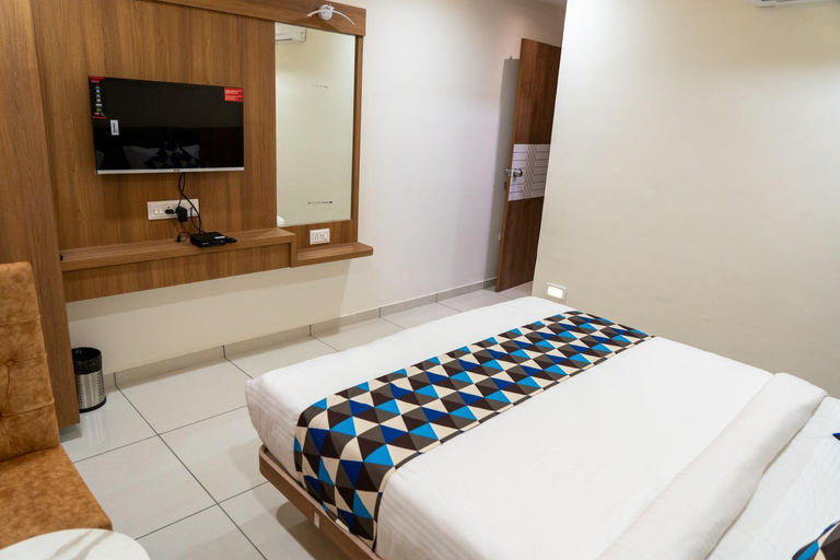 Bedroom 2, Hotel Lee Grand, Anand