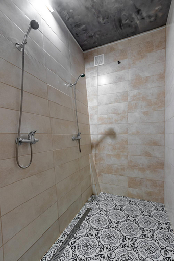 Bathroom 4, Forest Home, Nadvirnians'kyi