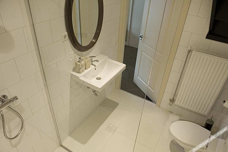 Bathroom 2, House of Amstel, Amsterdam