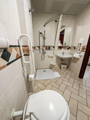 Bathroom 5, Hotel Pace, Foggia