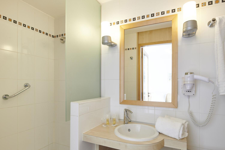 Bathroom 4, Hotel Vacances Bleues Villa Caroline, Loire-Atlantique