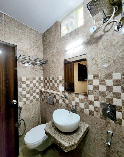 Bathroom 4, GHAI'S SUNRISE HOMESTAY, Dehradun