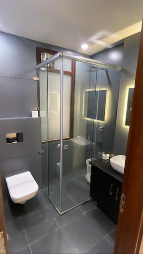 Bathroom 2, Malbork Inn, Delhi