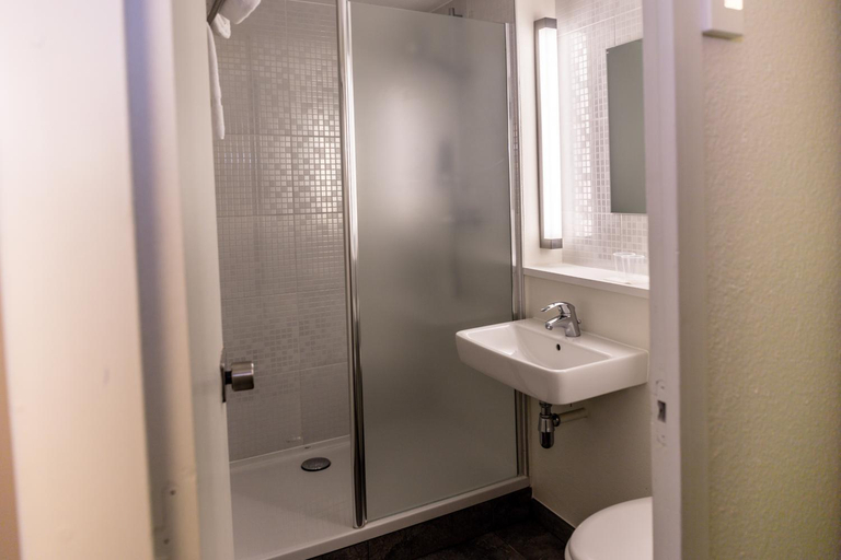 Bathroom 3, Hotel inn Design Laval ex Campanile, Mayenne