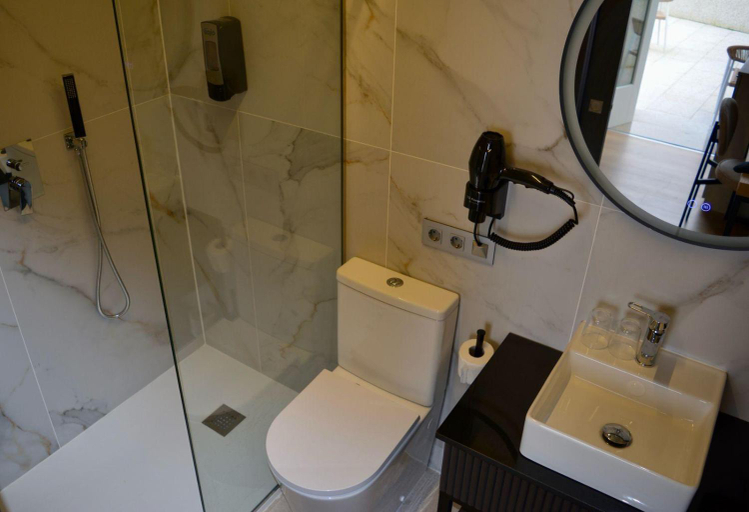 Bathroom 4, Corona de Galicia Rooms, A Coruña