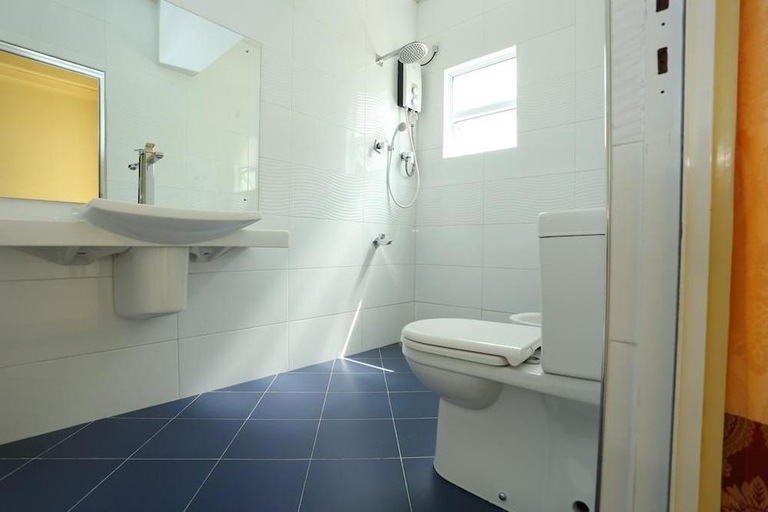 Bathroom, Hotel Eurolanka, Thimbirigasyaya