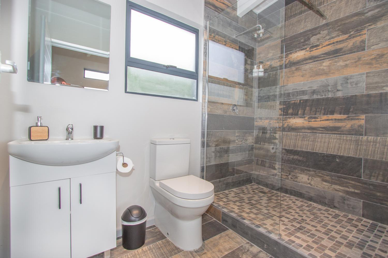 Bathroom 3, Lagoon View Accommodation, Eden