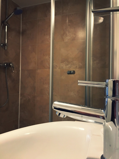 Bathroom 3, Palace Court Hotel, London