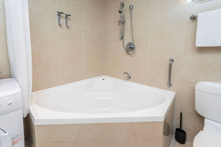 Bathroom 3, The Swan Valley Hotel, Swan