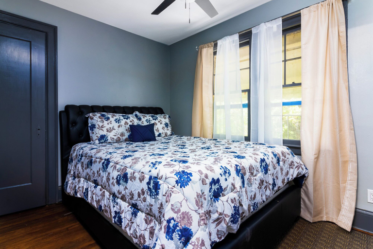 Room 3, 5Br, 1.5 Ba Close To Niagara Falls State Park, Niagara