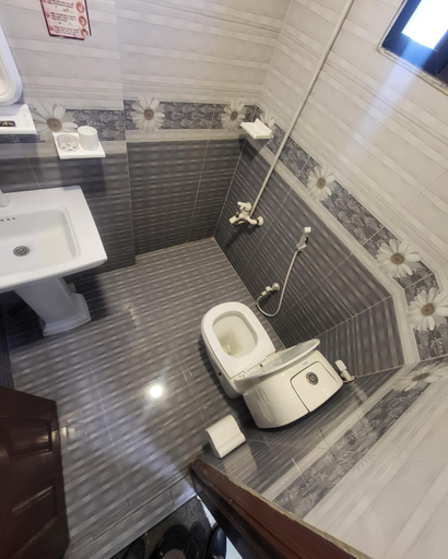 Bathroom 3, Asaish Inn Guest House, Karachi