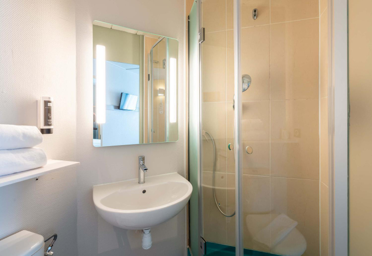 Bathroom 4, B&B Hotel Montelimar Nord, Drôme