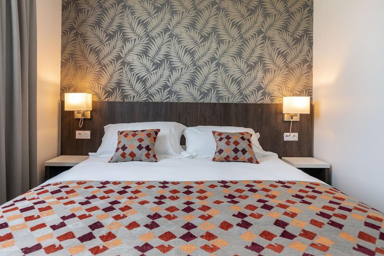 Bedroom 3, Brit Hotel Ploermel - Hotel de l'Hippodrome, Morbihan