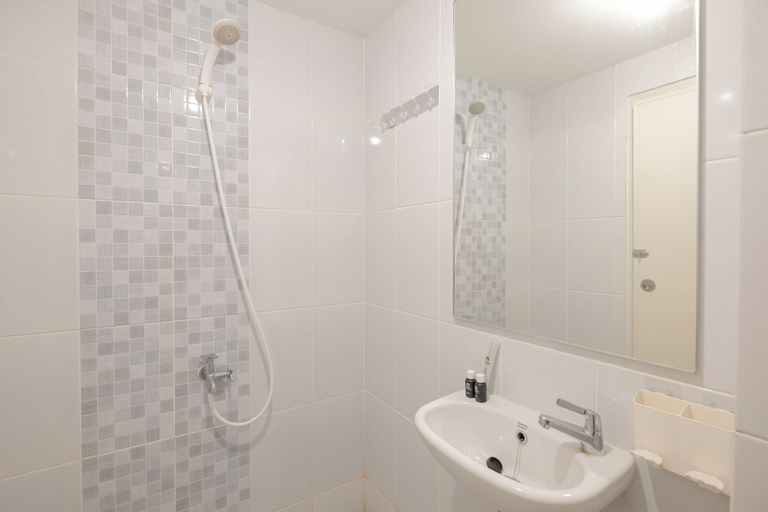 Bathroom 2, Cozy And Simply Look Studio Apartment Tokyo Riverside Pik 2, Tangerang