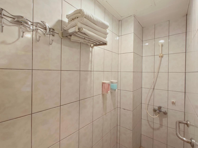 Bathroom 4, Fuxing Youth Hotel, Taoyuan