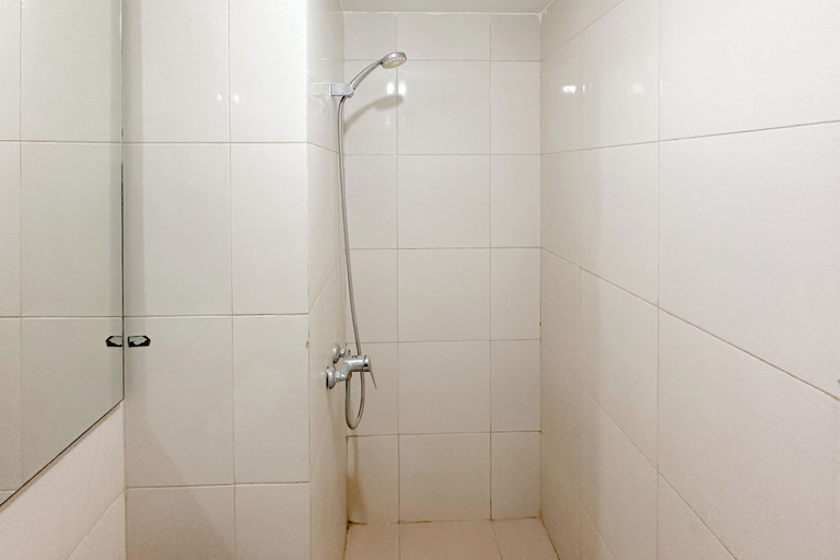 Bathroom 3, Strategic Spot Studio With Mall Access At Tanglin Supermall Mansion Apartment, Surabaya