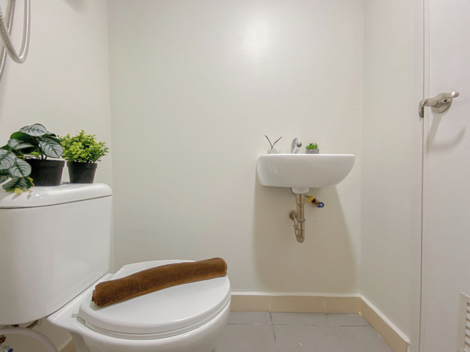 Bathroom 5, Best Deal Studio At Meikarta Apartment, Cikarang