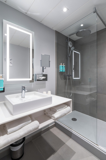 Bathroom 5, Novotel Deauville Plage, Calvados