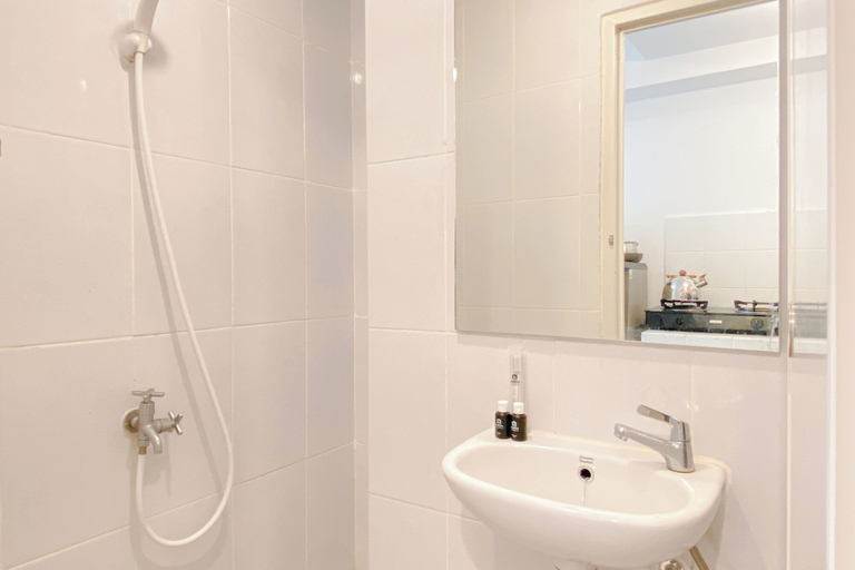 Bathroom 3, Restful And Simply Studio At Tokyo Riverside Pik 2 Apartment, Tangerang