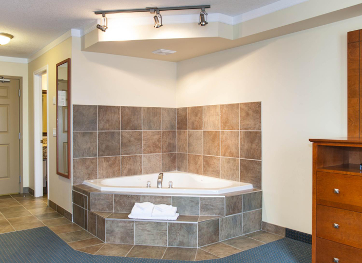 Bathroom 2, Hinton Lodge, Division No. 14