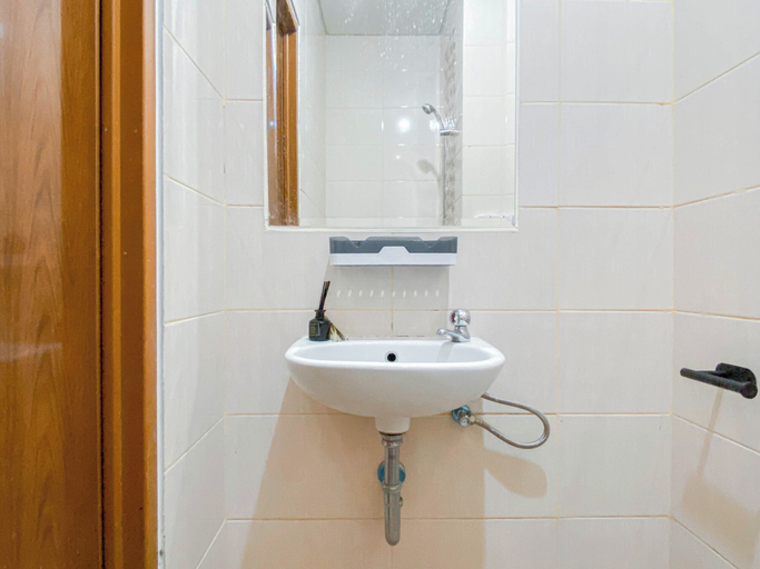 Bathroom 5, Cozy Stay Studio Room At Dave Apartment, Depok