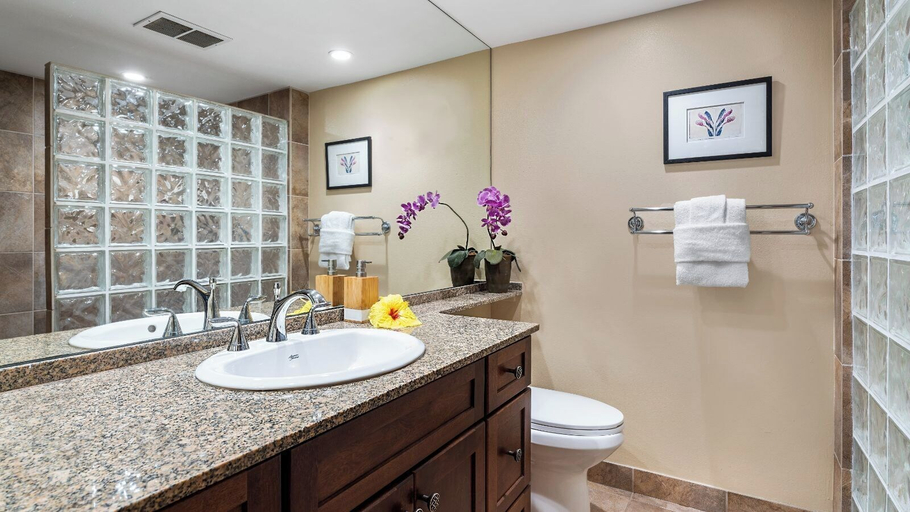 Bathroom 4, AC - Easy Walk to Restaurants Shopping - Concierge Included - Vrkcv, Hawaii