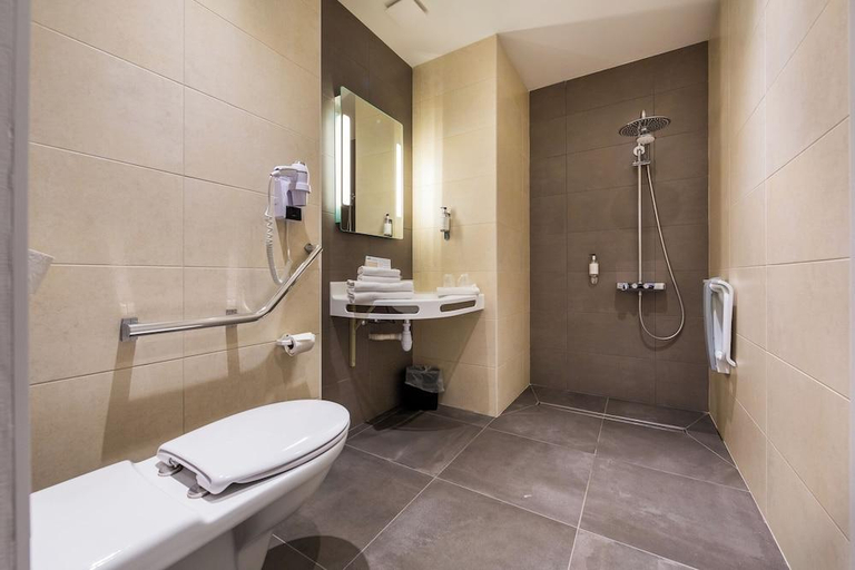 Bathroom 4, Brit Hotel Ploermel - Hotel de l'Hippodrome, Morbihan