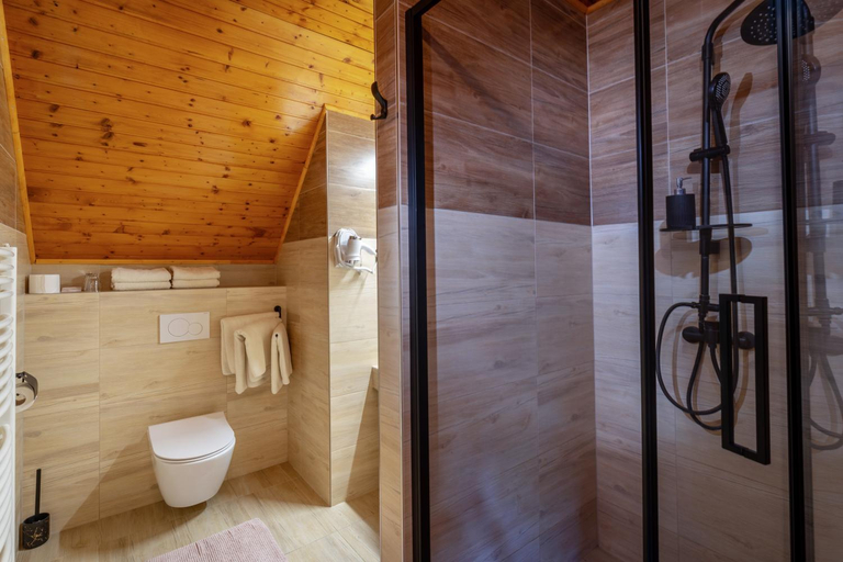 Bathroom 2, Rezort u Bobiho, Levice