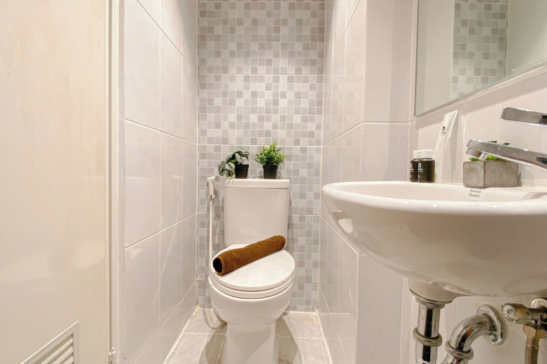 Bathroom 4, Neat And Warm Studio At Tokyo Riverside Pik 2 Apartment, Tangerang